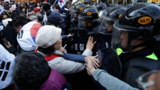 Manifestantes e policiais em Seul