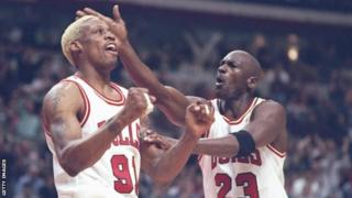 Deniss Rodman kushoto na Michael Jordan wakati awlipokuwa wakiichezea Chicago Bulls