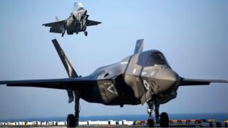 F-35B во время посадки на американский авианосец "Уосп"