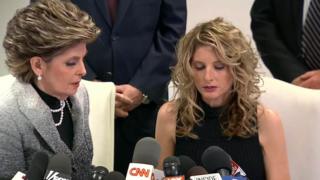 サマー・ザーボスさん(右)はグロリア・オールレッド弁護士と会見し、名誉回復のために提訴すると発表