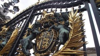 Королівський герб на воротах Букингемського палацу