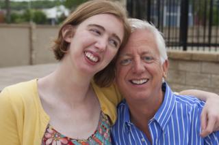 Morgan y Gordon Hartman, abrazados
