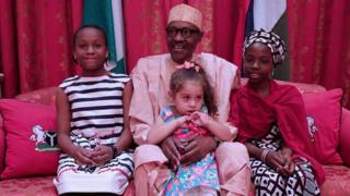 Shugaban Najeriya Muhammadu Buhari tare da yaran