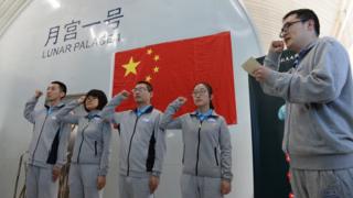 Los cuatro estudiantes voluntarios que se internaron en el Palacio Lunar.