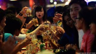 Quán nhậu sẵn hơn thư viện, học đường, sân bóng, rạp chiếu phim...