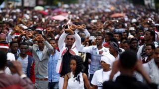 Raia wa Ethiopia wakifanya maandamano.Serikali ya taifa hilo imetangaza hali ya tahadhari ya miezi sita kufuatia maandamano hayo