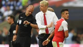 Arsène Wenger et son attaquant Alexis Sanchez lors de la finale de la coupe d'Angleterre contre Chelsea