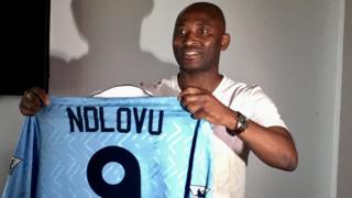 Peter Ndlovu ni umunya Zimbabwe wamamaye cyane muri Afurika no muri shampiyona y'Ubwongereza