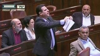 Arap milletvekili Ayman Odeh, tepki olarak tasarıyı Knesset'teki oturum sırasında yırttı.
