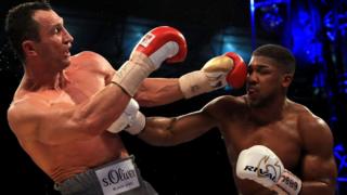 Anthony Joshua ve rakibi Wladimir Klitschk kozlarını paylaşıyor.