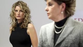 Summer Zervos (kiri), dengan pengacaranya Gloria Allred, mengatakan bahwa dia membuka tuntutan untuk "memperbaiki reputasi saya".
