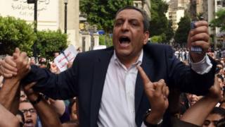 Yehia Qallash yagiye mu myigaragambyo imbere y'ibiro by'ihuriro ry'abanyamakuru i Cairo muri uyu mwaka