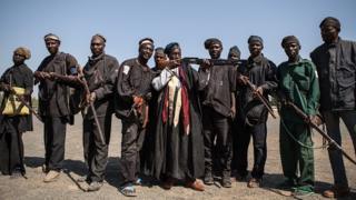 Des chasseurs de la localité de Yola, au Nigeria non loin du Cameroun, appuient l'armée dans la lutte contre Boko Haram