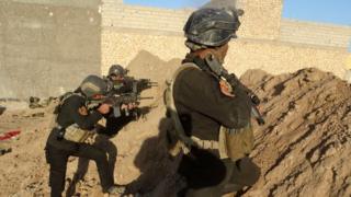 Iraqi security forces personnel take up positions on the frontline on the outskirts of Ramadi (30 November 2015)