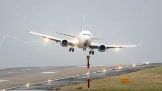 Батыш Йоркшир графтыгындагы Лидс-Брэдфорд аэропортунда бул учак катуу шамалда конуп жатат.