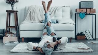 Una joven en casa