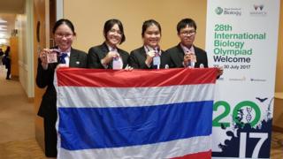 เรียงจากซ้ายสุด น.ส.สุภัสสรา กี่ประเสริฐพงศ์, น.ส.จุฑารัตน์ อริยะดำรงขวัญ, น.ส.ณัฐชา ศรีธวัชพงศ์ณัฐชา และนายณภัทร เกียรติวงศ์วณิช