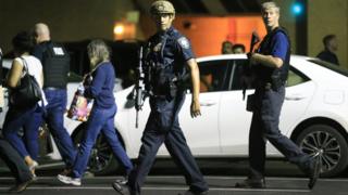 Policías patrullan en Dallas
