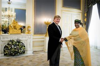 Ammo Aziza Baroud, raia wa Uholanzi, aliyeteuliwa balozi mpya wa Chad , anatoa hati ya uaminifu - waraka ambao unathibitisha uteuzi wa balozi - kwa Mfalme Willem-Alexander katika ikulu ya Noordeinde huko Hague, Jumatano.