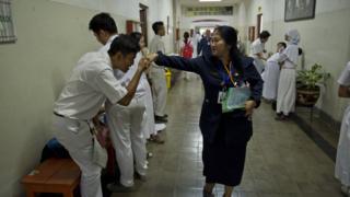 Siswa SMA mencium tangan guru