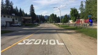 Misspelled school sign reads "scohol"