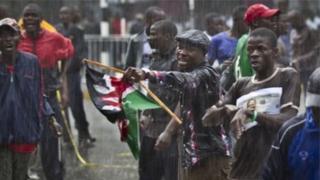 Mucaaradka Kenya ayaa dhigayay banaanbaxyo ay uga soo horjeedaan gudiga doorashooyinka