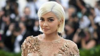 Kylie Jenner ni dada wa kambo wa nyota wa Reality TV Kim Kardashian