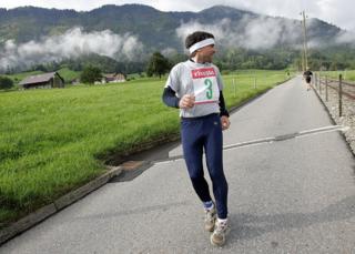 Hombre corriendo en reversa.