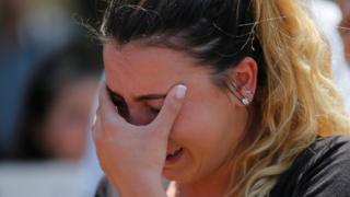 Una joven llora porque deportaron a su tio a Irak.