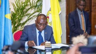 Selon l'UDPS, M. Mubake "s'est rendu coupable de non-respect de la hiérarchie et de vagabondage politique".