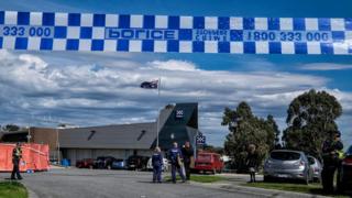 Radikal eğilimler gösteren bir genç, 2014'te Avustralya'nın Melbourne kentinde iki polis yetkilisine saldırdı