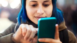 فتاة تتصفح هاتفها المحمول