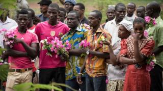 Inshuti, ababyeyi n'abavandimwe baribuka banaha icyubahiro abazize igitero mu cyuimweru gishize mu murwa mukuru wa Mali i Bamako.