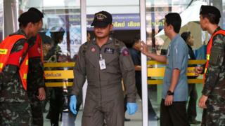 เจ้าหน้าที่หน่วยเก็บกู้ระเบิดเดินทางไปที่ รพ.พระมงกุฎเกล้า