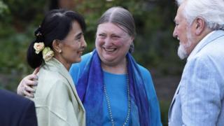 Bà Aung San Suu Kyi gặp lại bạn bè cũ tại đại học Oxford năm 2012