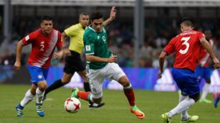 El mexicano Raul Jiménez lleva la pelota entre los costarricenses Johnny Acosta y Giancarlo Gonzalez.