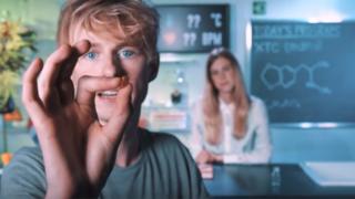 Apresentador do Drugslab mostra uma pílula de ecstasy