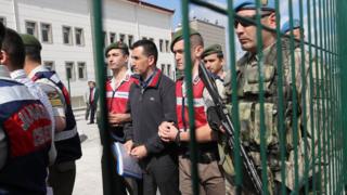 Sanıklar Ankara'da mahkemeye çıkarılırken asker eşliğinde salona götürüldü.