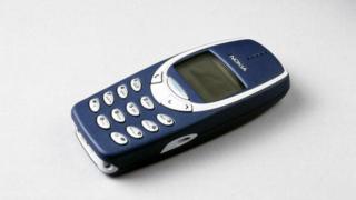 Annoncé en septembre 2000, et succédant au 3210, ce téléphone est devenu légendaire grâce à son autonomie de plusieurs jours ainsi qu'à sa robustesse.