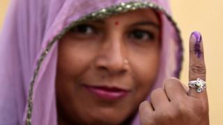 वोटिंग के बाद स्याही का निशान दिखातीं एक मतदाता