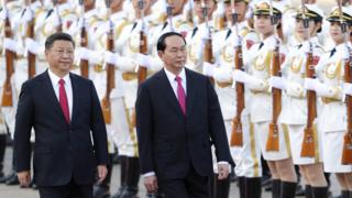 Chủ tịch Trung Quốc Tập Cận Bình và Chủ tịch Việt Nam Trần Đại Quang duyệt đội danh dự hôm 11/5