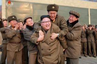 Foto de Kim Jong-un jugando al caballito con un militar el 19 de marzo de 2017