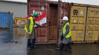 Plywood berlisensi Indonesia di pelabuhan Tilbury.