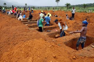 Koox shaqaale ah ayaa qabuuro ka qodaya meesha lagu magacaabo Paloko ee dalka Sierra Leone
