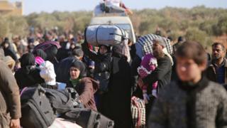 Dân thường chạy khỏi đông Aleppo ngày 8/12
