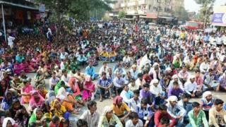 प्रदर्शनकारी आदिवासी