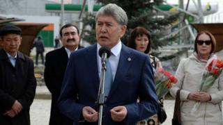 Президент Алмазбек Атамбаев март окуяларына арналган иш-чарадан кийин журналисттердин суроолоруна жооп берди