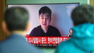 Raia wa Korea Kusini watazama video hiyo mjini Seol