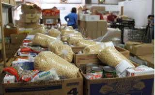 Cajas repletas con provisiones en banco de comida, Jamestown