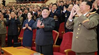 金正恩(中)与夫人李雪主(左三)在平壤人民剧院内接受劳动党干部欢呼(朝中社2017年9月10日发放图片)